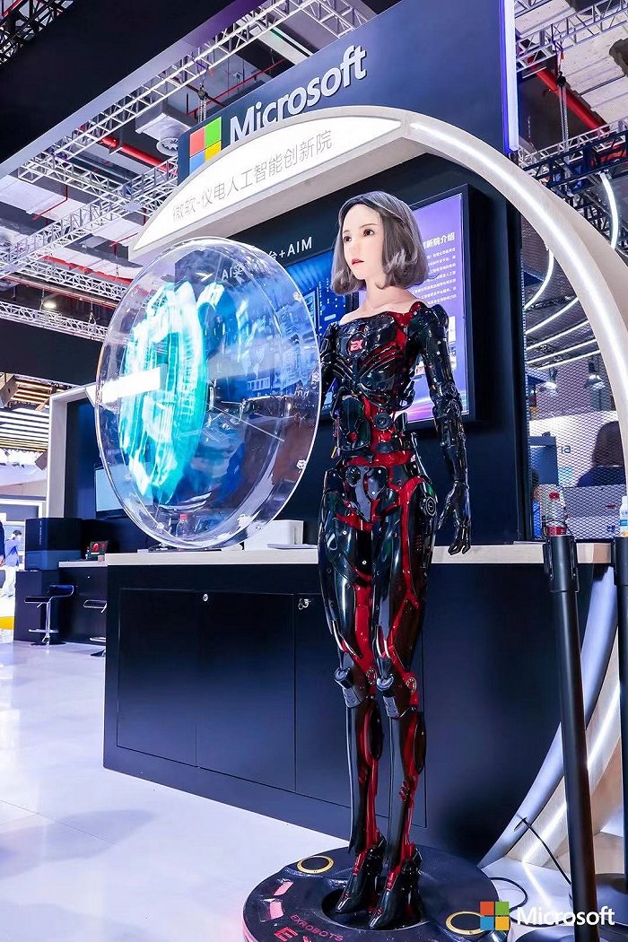 有溫度、有表情，未來舞臺(tái)的智慧新聲——進(jìn)博會(huì)上的主持與講解機(jī)器人